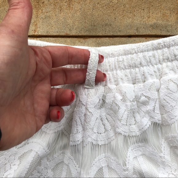 Alya white lace flat front shorts size medium - Picture 6 of 6